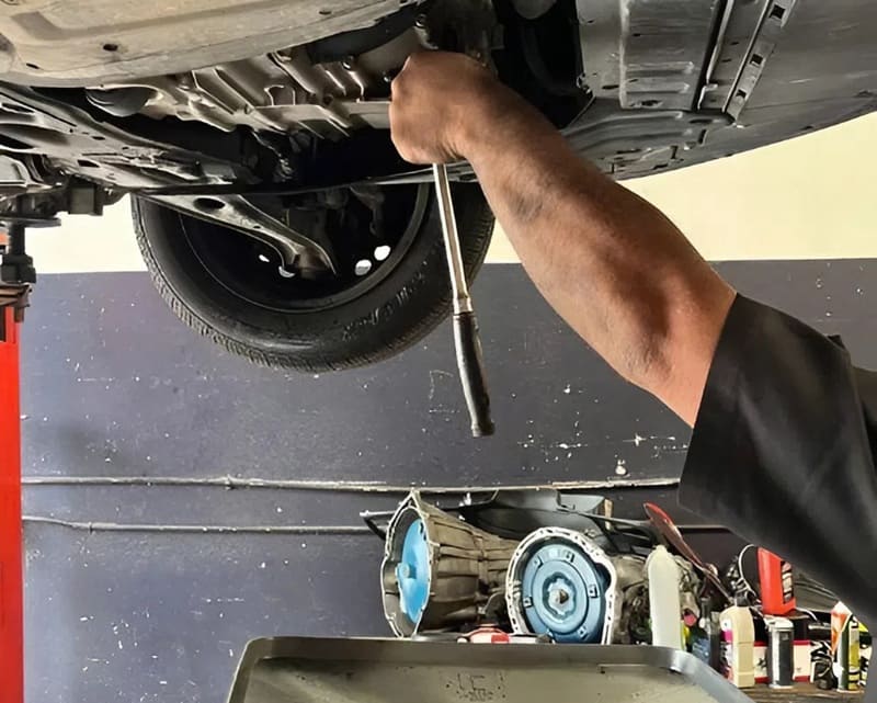 kiểm tra nhớt hộp số tại v8 garage